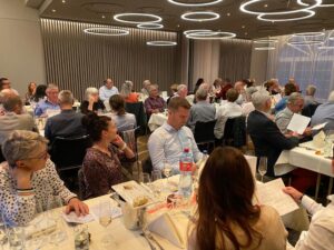 Erwartungsvolle Mitglieder an den geschmackvoll dekorierten Tischen, lassen sich vom Referenten mitreissen